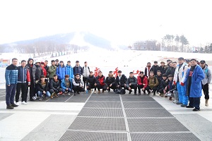 体育教育系学生在庙香山上滑雪课